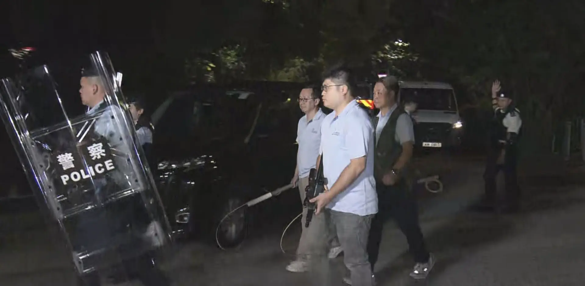 昨晚 11 時，警方快速應變部隊、元朗重案組人員聯同漁護署約 20 人重返現場，搜索無人看管的狗隻，至少 5 名警員手持盾牌，漁護署人員帶備麻醉槍及套索。(圖：網絡截圖)