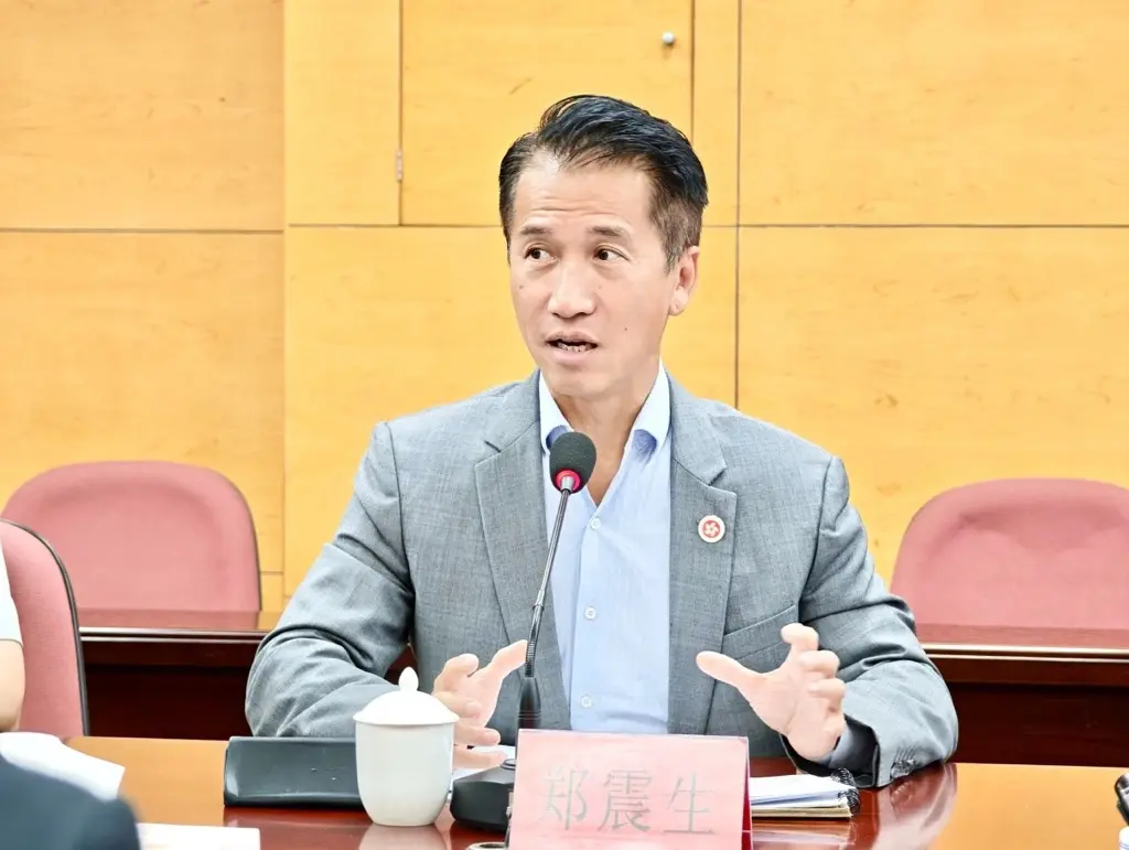 政制及內地事務局表示，鄭震生按「退休後服務合約計劃」受聘，赴天津履新的航班升艙額外費用及住宿費均由其自行承擔，酒店升級緣於他是該集團高級會員。(圖：網絡截圖)