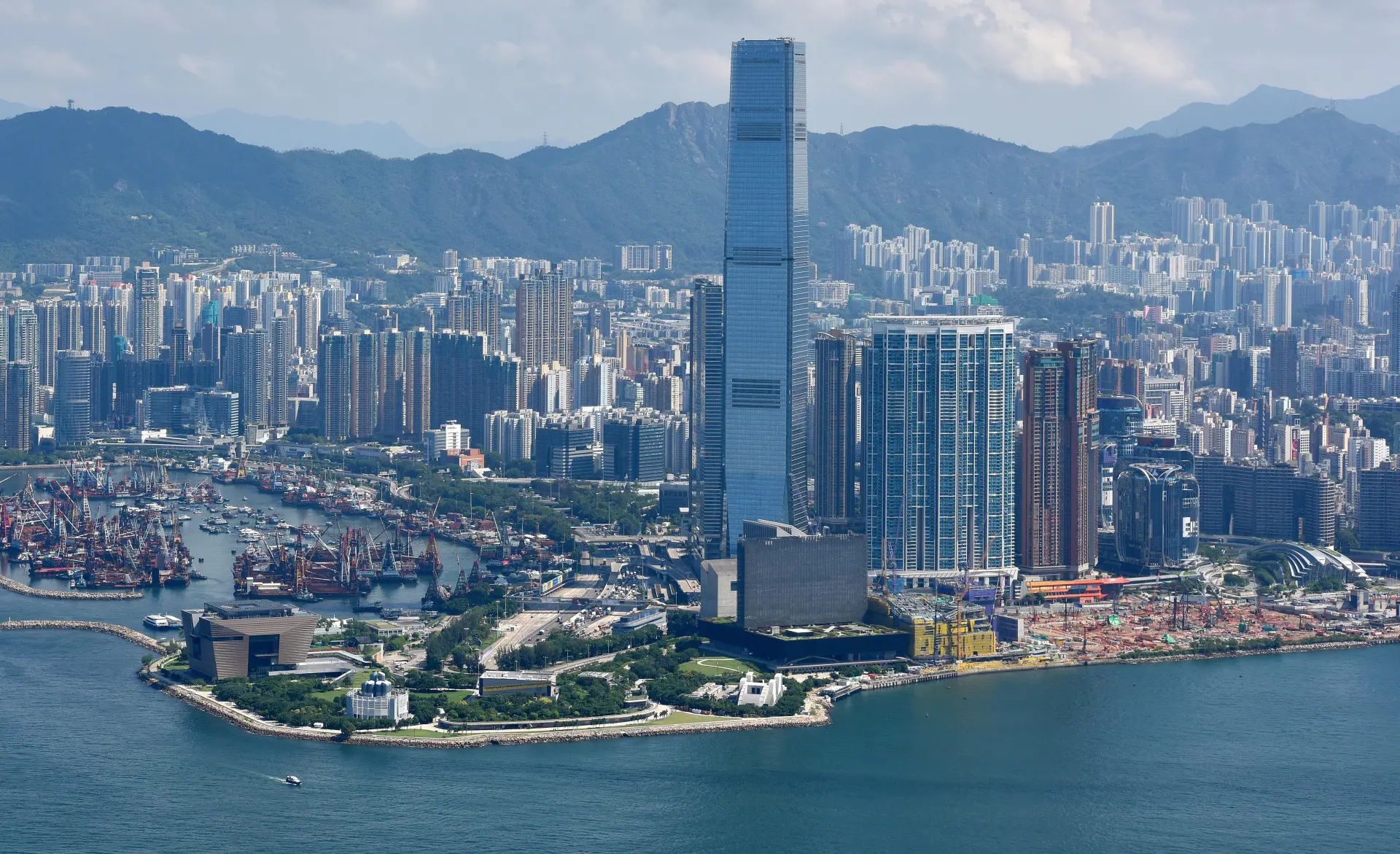 要更好發揮香港國際金融中心地位在國家金融體系發展中的作用；加快推進香港國際航運中心發展，提升高端航運服務水平；充分發揮香港國際貿易中心地位優勢，加快發展高增值供應鏈服務，向高附加值領域轉型升級。 (圖：新華社)