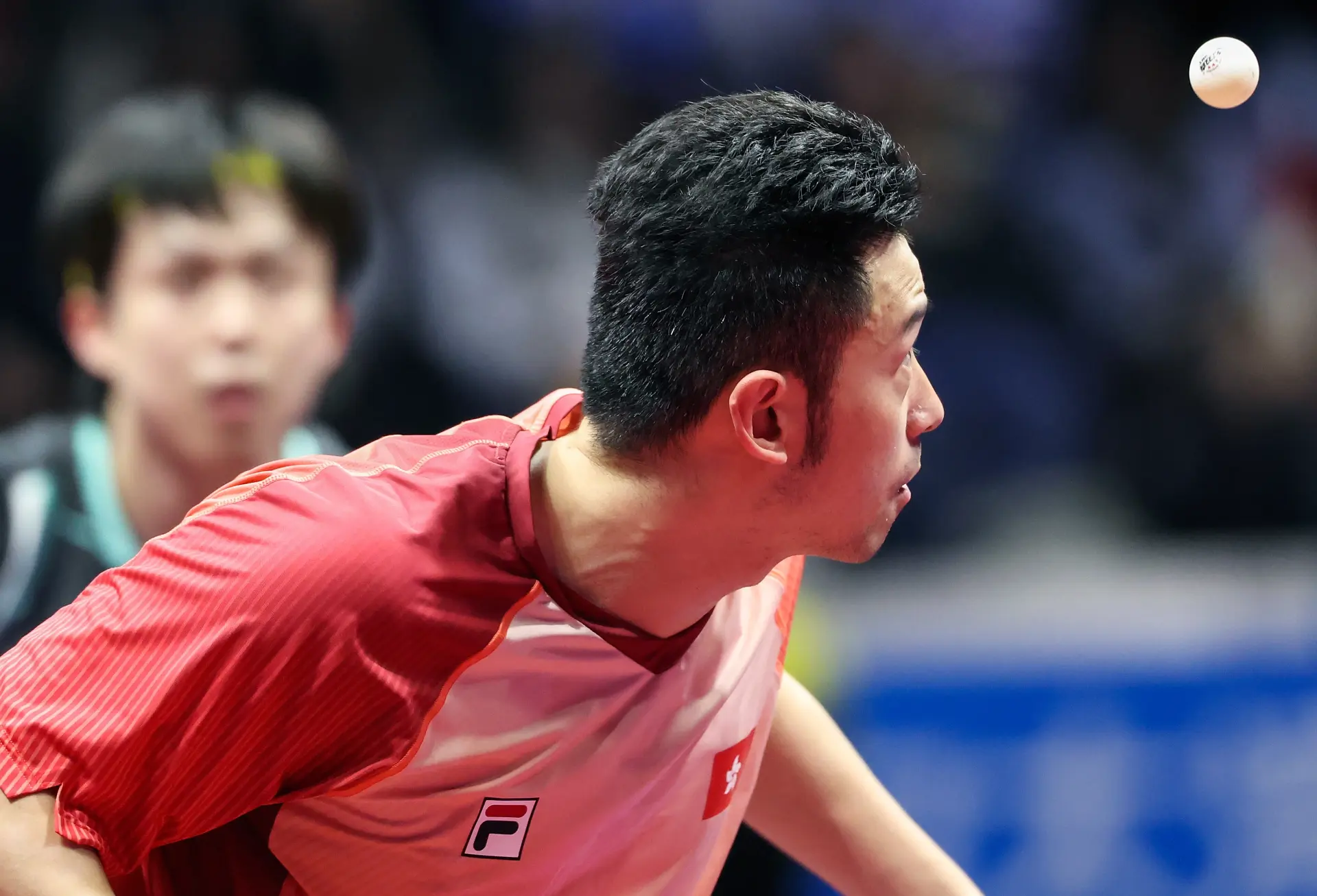 11月12日晚，2025全運會乒乓球賽場迎來一場「神仙局」，北京隊奧運冠軍王楚欽與中國香港隊「一哥」黃鎮廷的男單1/8決賽，從開賽就牢牢牽動著球迷的心。(圖：新華社)