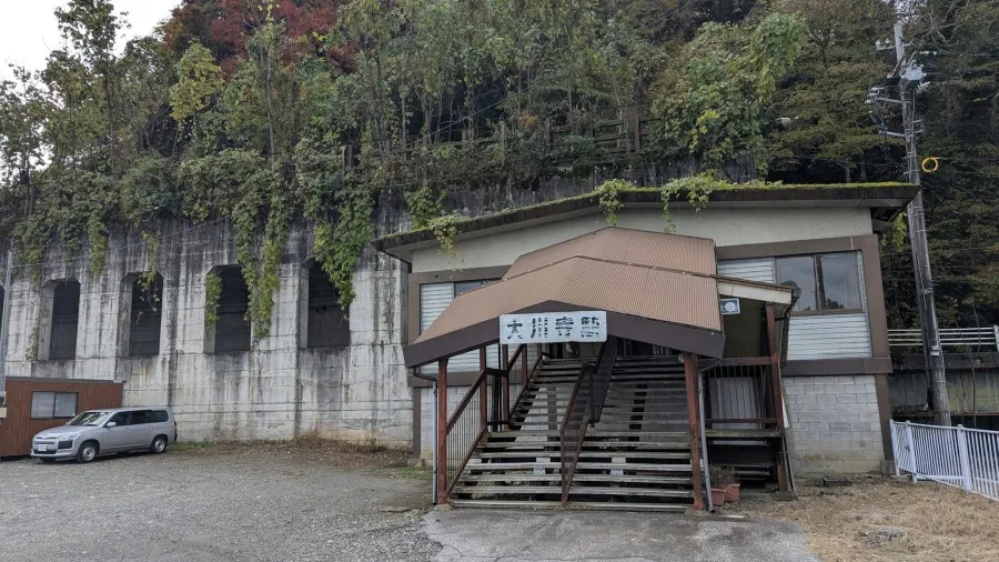 藏在巖壁間的溫柔遺憾！日本「半穴居」車站，見證繁華與落寞的封面圖片