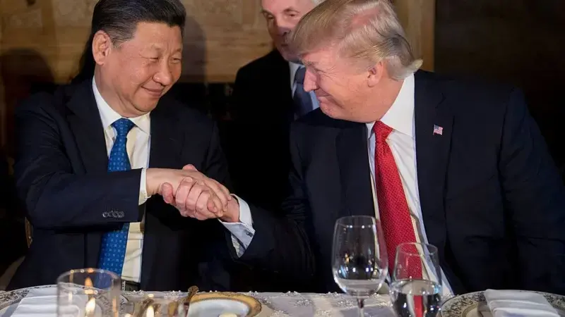美國總統特朗普與中國國家主席習近平於2017年4月6日在美國佛羅里達州海湖莊園（Mar-a-Lago estate）的晚宴上握手。(新華社資料圖片)