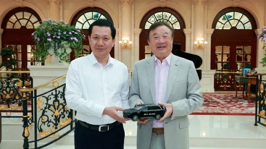 華為任正非公開亮相闢謠 東風汽車馮長軍贈送合作首款車型模型的封面圖片