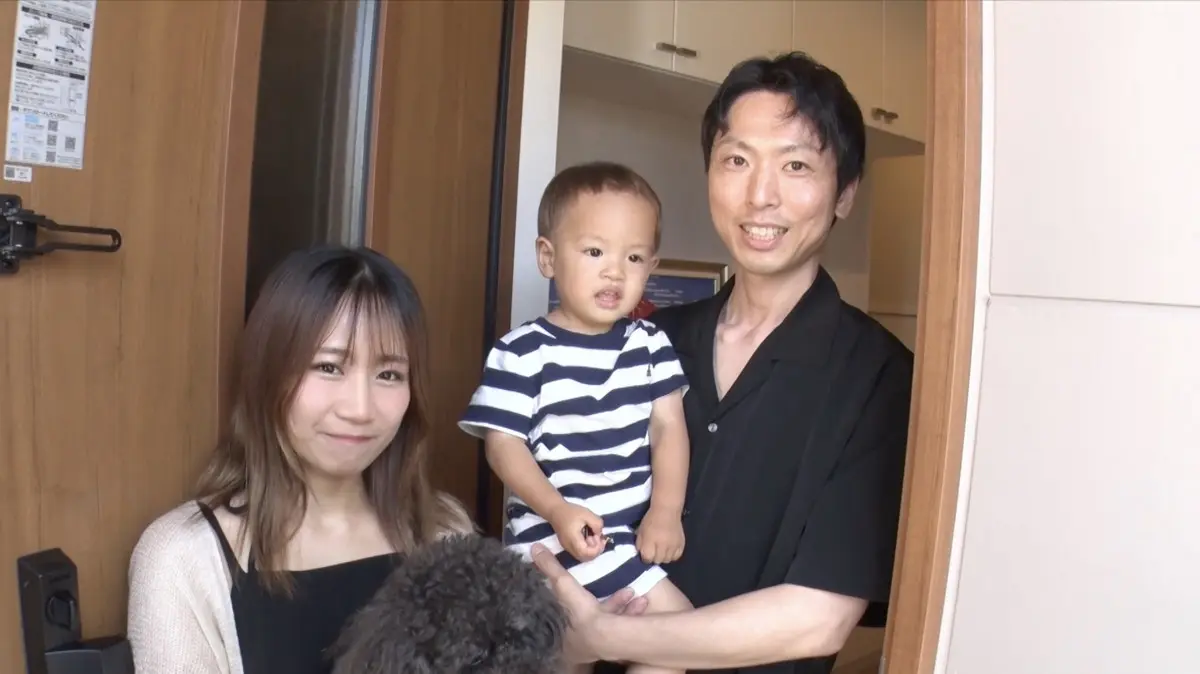 日本25歲前女偶像亞希，高中時對年長16歲的班導慎一一見鍾情，不僅公開宣告想當老師新娘，畢業後仍執著守候，歷經七年相守，成功嫁給對方，如今育有一子生活美滿。（來源：oricon_haishin@X）