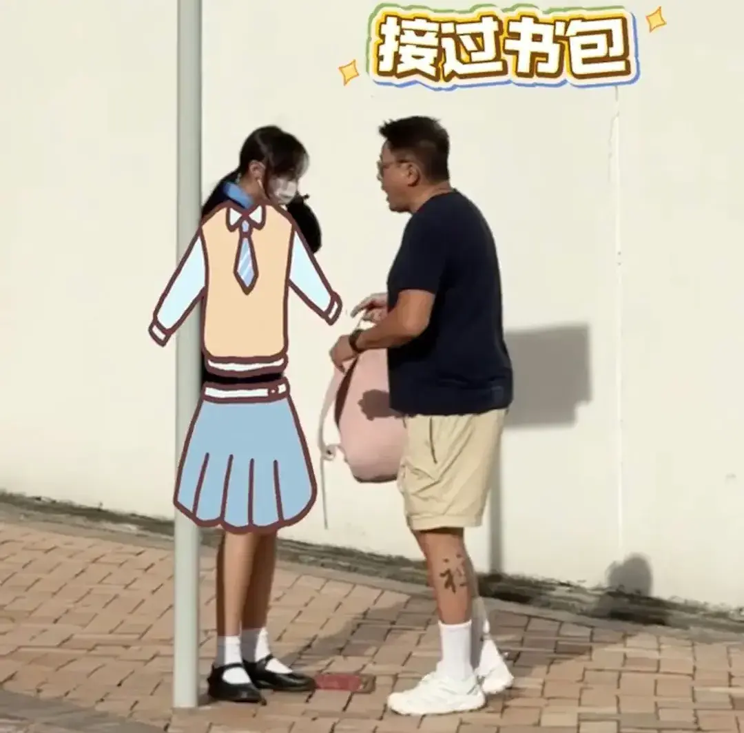 當 Jessica 踏出校門，魏駿傑立刻箭步上前接過書包，鏡頭首度清晰拍到女孩正面。雖戴著口罩，但可見其雙眼頗有神采，五官與臉形極似未「進化」前的張利華。(圖：魏駿傑@抖音)