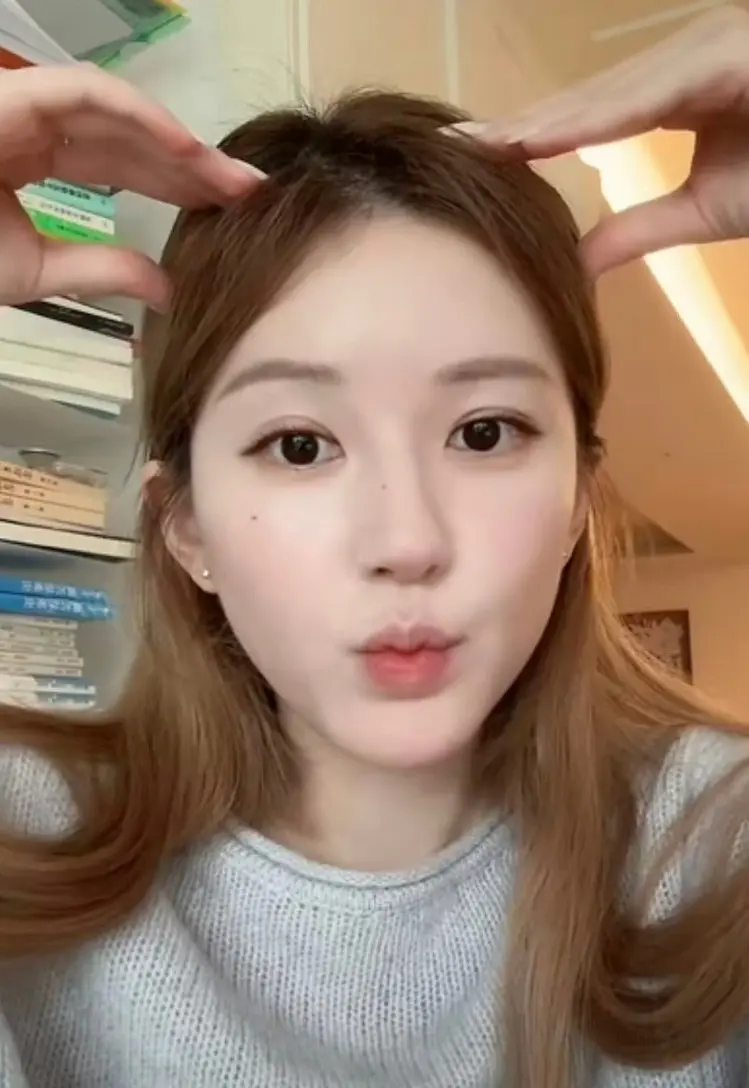 9 月 30 日，女主角趙露思透過社交平台開啟直播，暢談劇集拍攝故事，面對黑粉質疑從容回應，真性情表現再度收穫好感。(圖：直播翻攝)