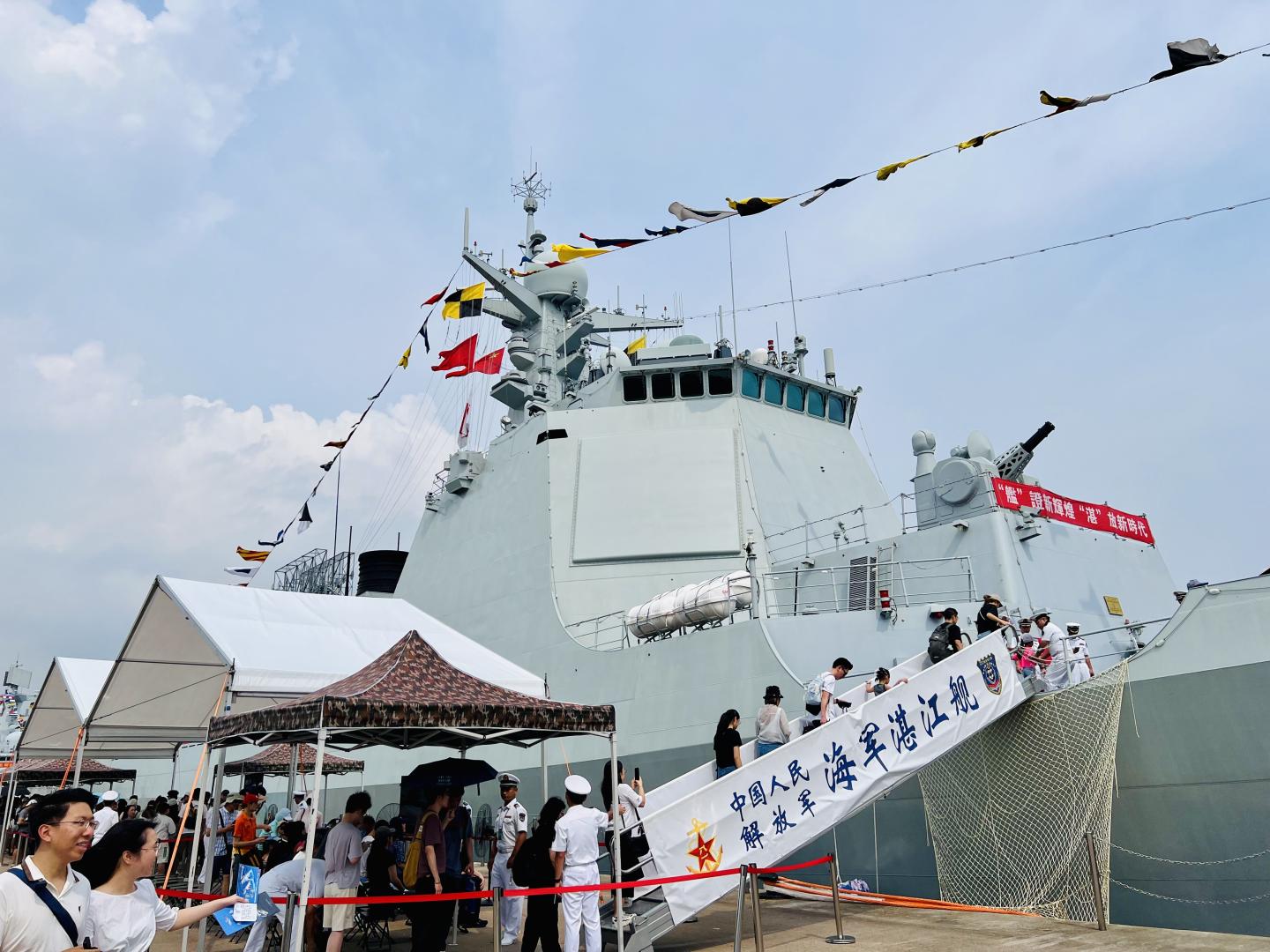 香港市民熱烈期待排隊登上「湛江」艦參觀。(圖:陳杰)