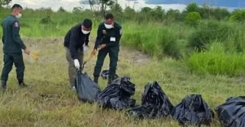 柬埔寨卜疊棉芷省波比市郊區荒地驚爆駭人分屍案，民眾聞異味發現多袋含兩顆人頭的殘碎屍體，警方連日勘驗確認為兩名男性，死因離奇，不排除涉外刑事案件，背後暴露東南亞治安隱憂。（來源：Khmer Times@FB）