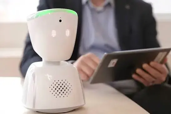 英國為解決學童EBSA情緒拒學問題，引入AV1機器人擔任課堂替身，讓焦慮孩童在家參與課程。數據顯示76%使用者成功返校，成為紓解校園缺課危機的新方式。（來源：No Isolation）