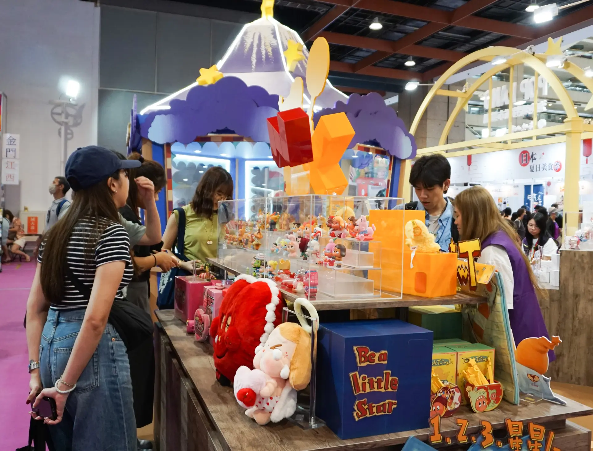 IP 平均熱度僅能維持 5 至 8 年，且泡泡瑪特收入中 88.8% 仍依賴毛絨、手辦等公仔銷售，衍生品佔比偏低，被評為「無護城河」公司。(圖：新華社)