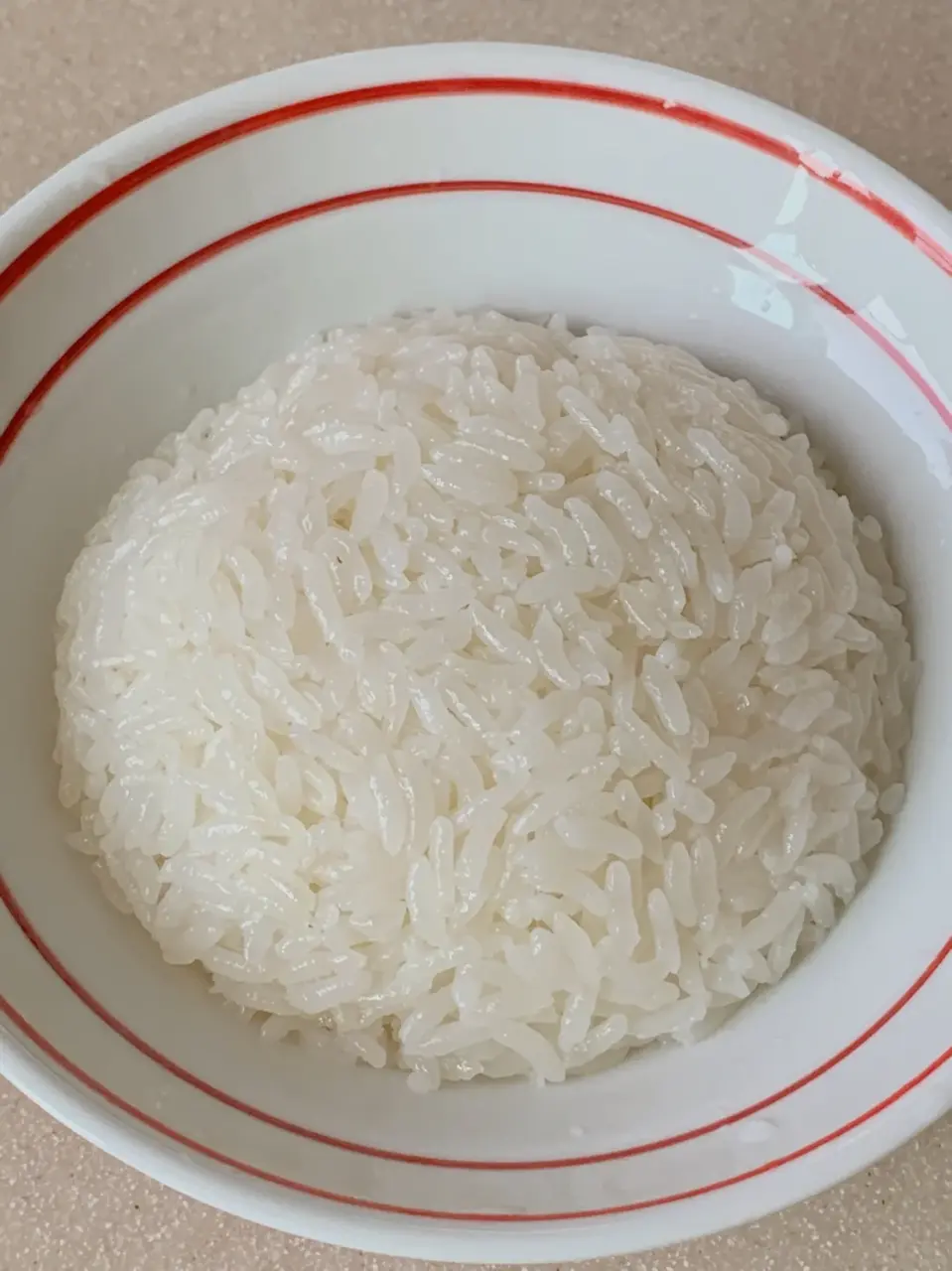 原來普通熱米飯的升糖指數（GI）高達83，屬於高升糖指數食物，吃下肚後血糖容易像坐過山車般驟升驟降，長期下來可不太友好。（示意圖來源：小紅書）