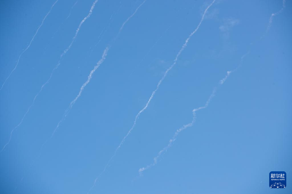 6月22日，在耶路撒冷，防空系統發射攔截彈留下煙軌。新華社記者 陳君清 攝
