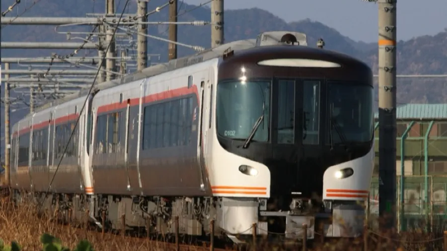 日本特急列車司機「斷片」昏睡，時速71公里超速沖站，多虧緊急剎停救了所有人！的封面圖片