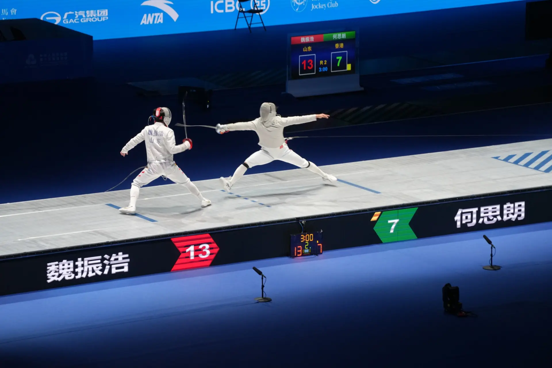 決賽對陣魏振浩的較量中，何思朗開局陷入苦戰。面對對手的緊逼防守，他早早落後 0 比 6，隨後試圖以搶攻戰術「止血」，但密步戰術被對方看穿，分差進一步拉開至 1 比 8。(圖：網絡截圖)
