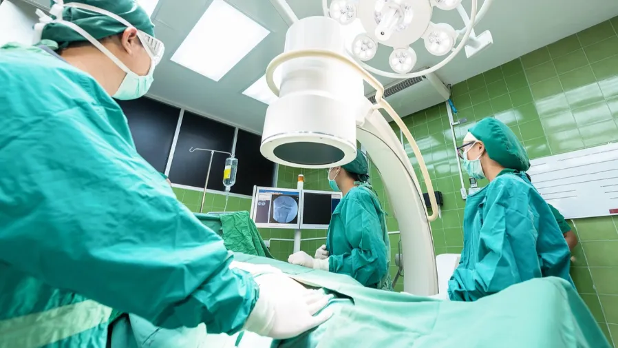 日本實習醫偷拍剖腹產孕婦，竟拿「學習」當犯罪藉口！的封面圖片