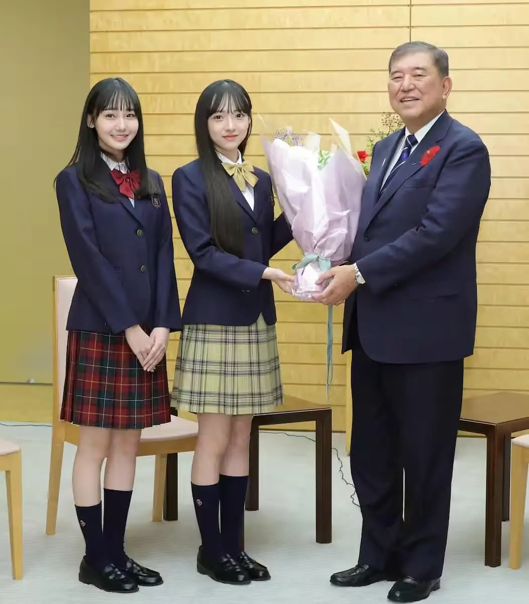 當天，崎浜梨瑚和中瀬梨里身穿整潔的校服風服裝，神情認真又帶著些許緊張地來到首相官邸。在開場致詞中，她們向石破茂首相表達了感謝。(圖：網絡翻攝)