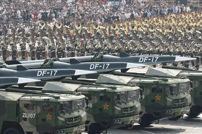 據美國的機密兵推，美國的「福特號」航空母艦可能被中國的極音速飛彈摧毀，無法馳援台灣。圖為中國「東風17」極音速飛彈。（中新社）