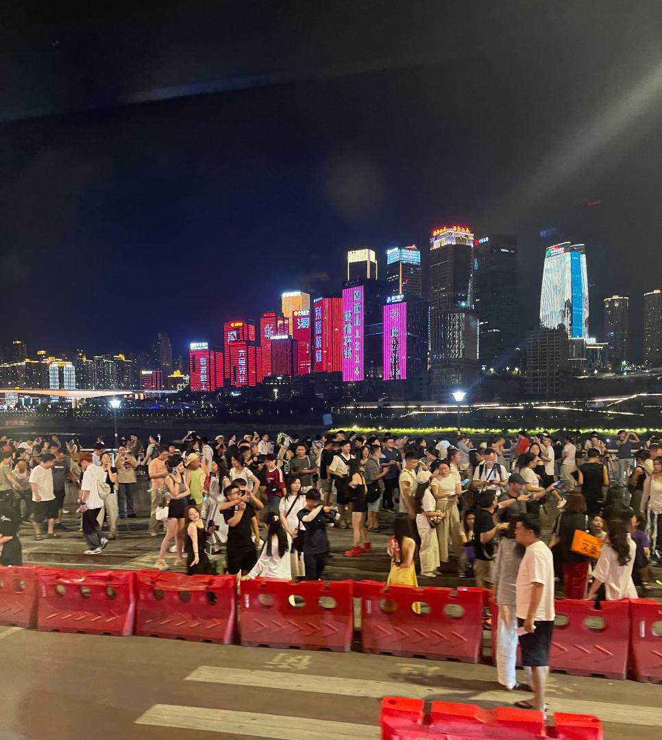 人，還是人⋯⋯摩肩接踵。王善勇攝