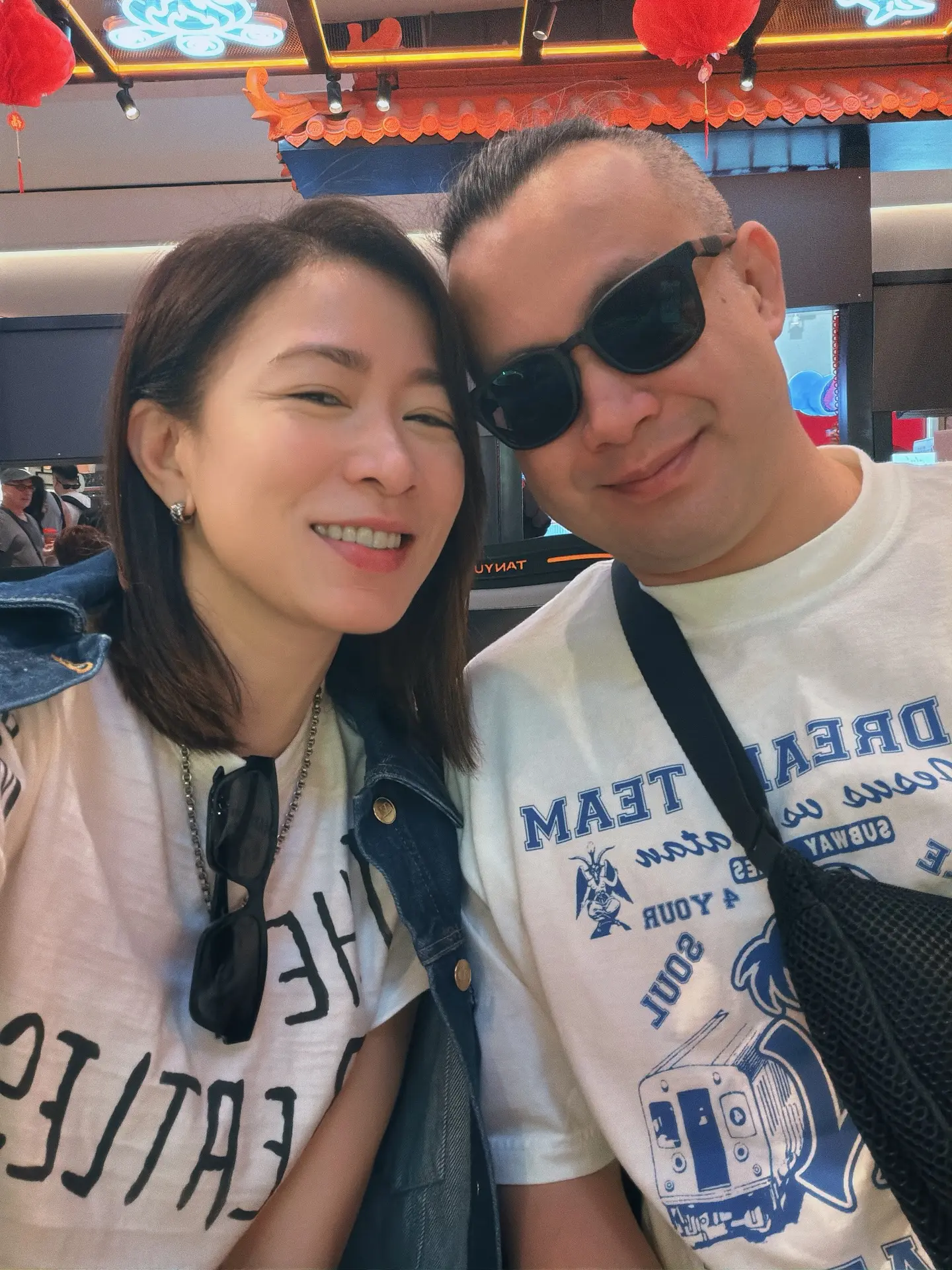 向來低調的弟弟亦罕有同行，並在照片中曝光近況。只見弟弟戴上墨鏡，身形魁梧魁梧，笑容與家姐極為相似，對比 2022 年髮量稀疏的模樣，今次明顯回春不少，被網民大讚有型有款。 (圖：佘詩曼 Charmaine Sheh@FB)