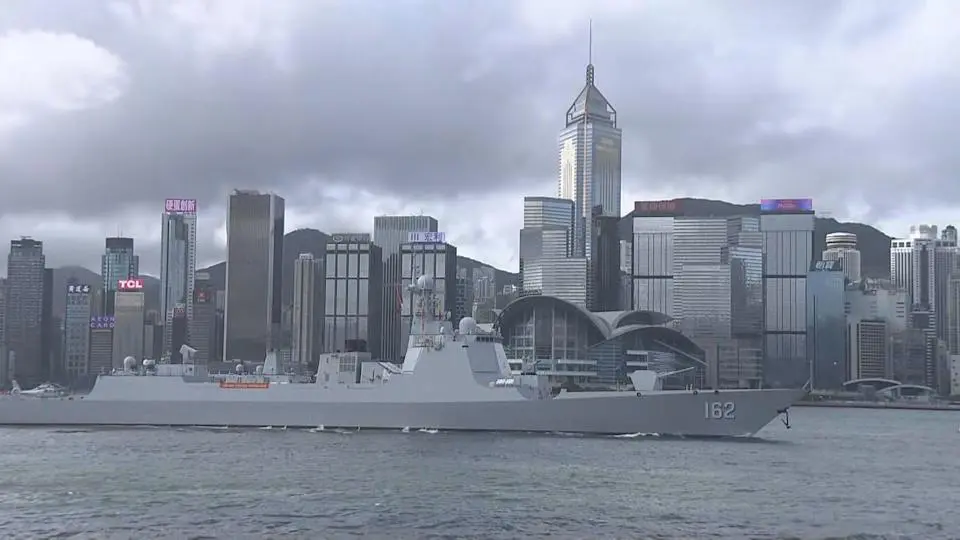 舷號162的導彈驅逐艦南寧艦今早航行在維多利亞港的雄姿。(中通社)