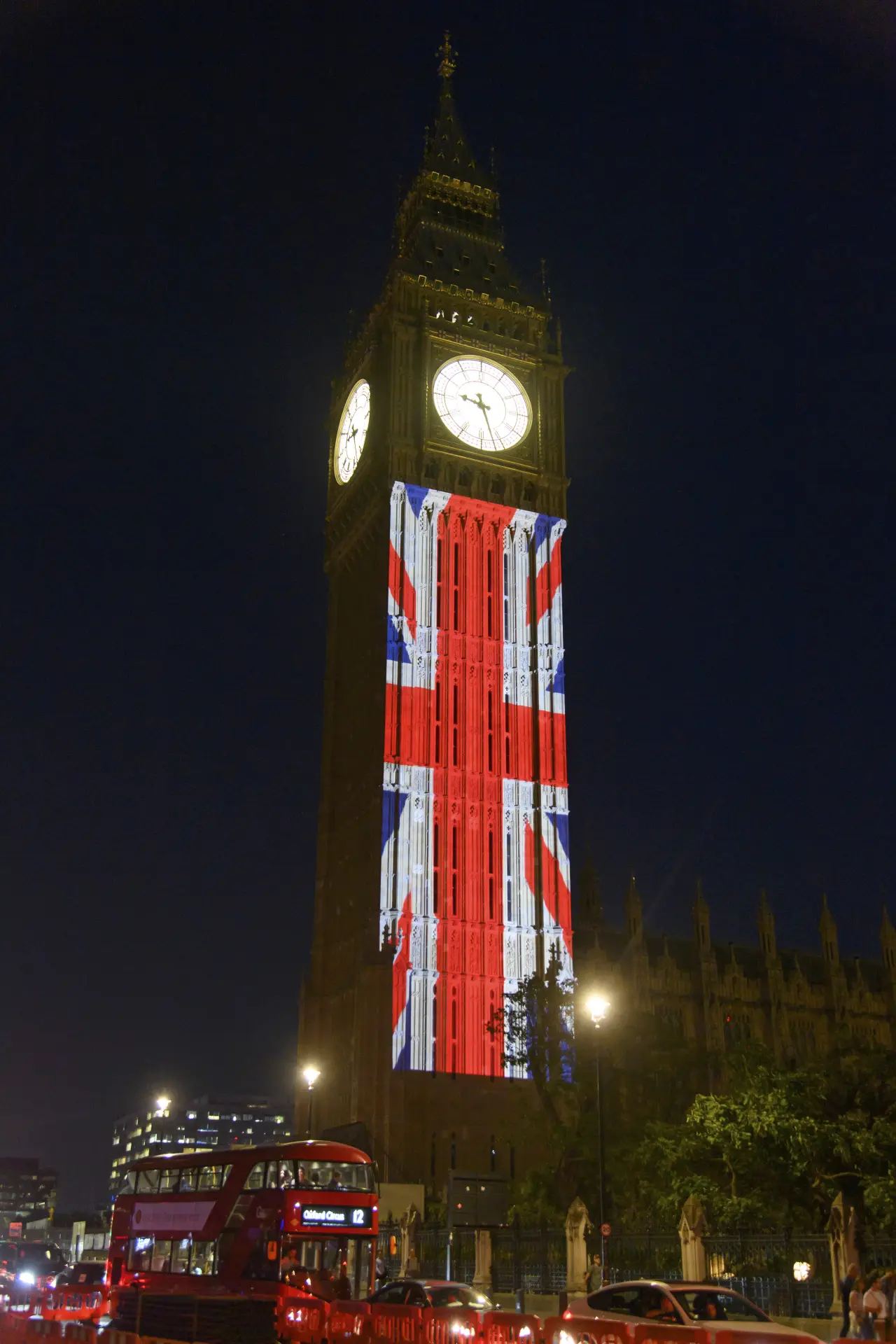 永久居留權申請者需具備高水平英語能力、無犯罪紀錄，並有社區服務經歷，相關諮詢將於今年內啟動。(圖：新華社)