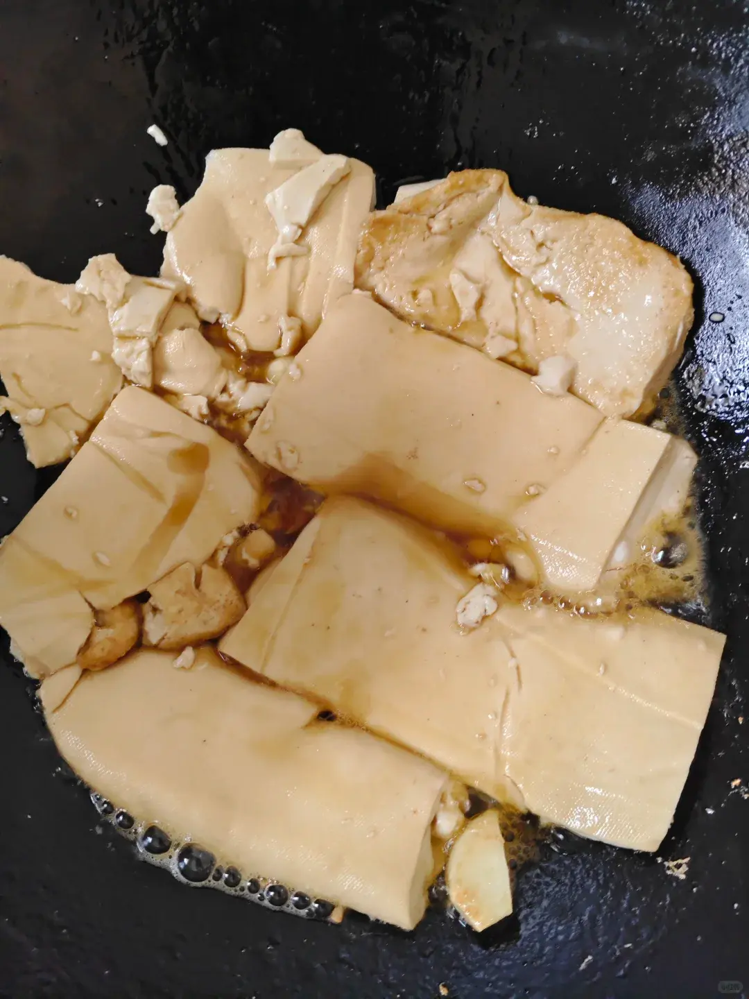 才剛把豆腐放入油鍋，底部就緊緊吸附鍋面，翻動時外皮整片脫落，豆腐直接碎成小塊。（示意圖來源：小紅書網友）