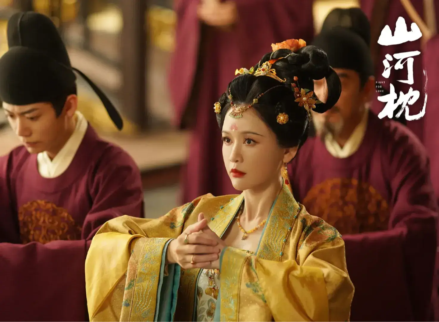 特別出演的陳喬恩則延續《墨雨雲間》的反派高光表現,飾演心機深沉的長公主。這個夾雜國仇家恨、與男寵(梁雪峰飾)糾纏的角色,被她演繹得冷艷又狠辣。(山河枕官微@微博)