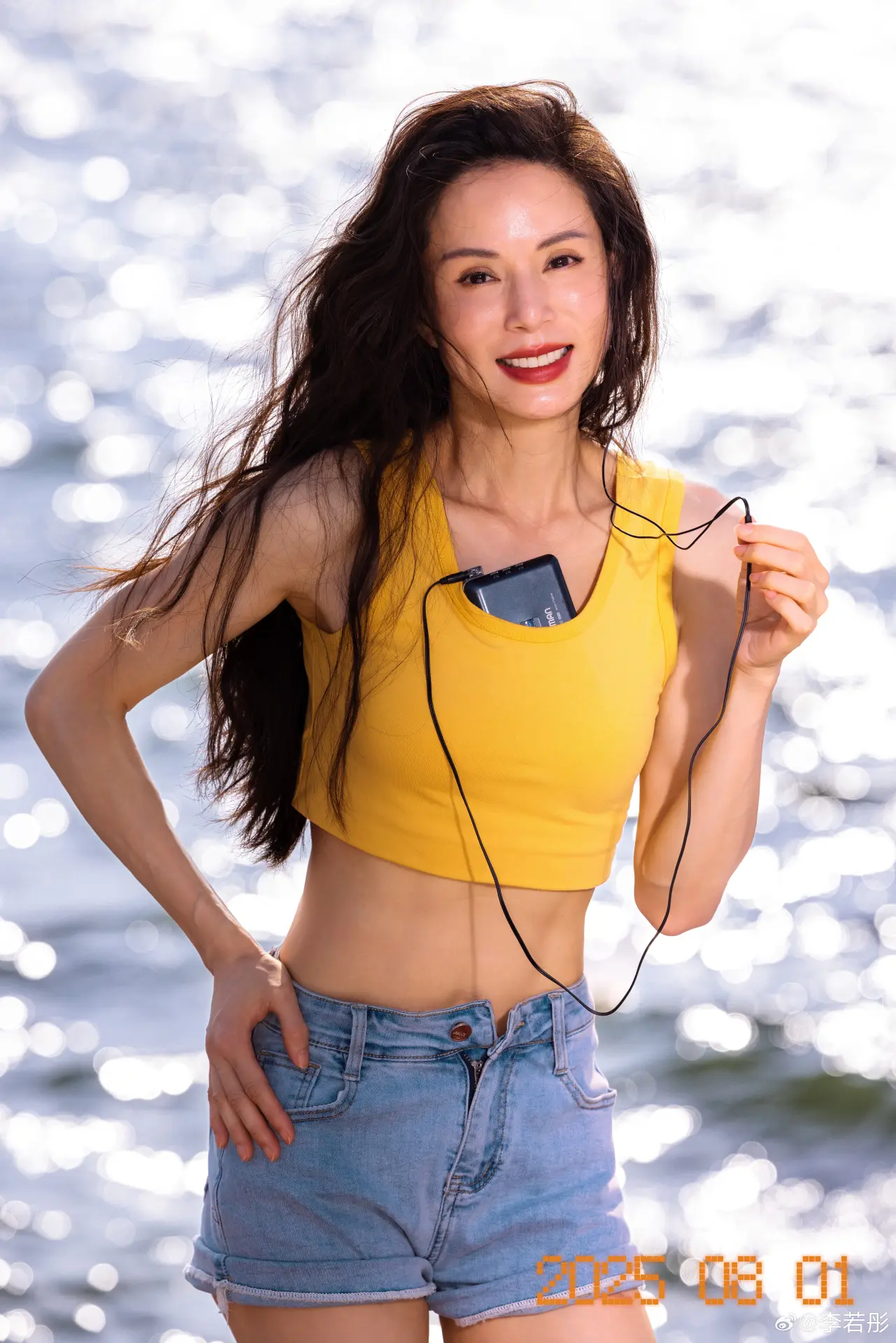 李若彤早前入境泰國時，海關人員查看她的護照，發現她出生於 1966 年，竟質疑護照的真實性。(李若彤官方微博)