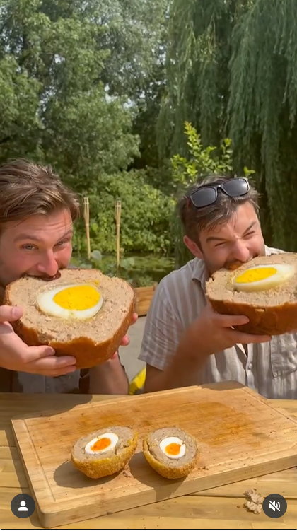 英國網紅羅斯與派特森挑戰用鴕鳥蛋製作巨型蘇格蘭蛋的製作過程。（來源：guinnessworldrecords  @IG）