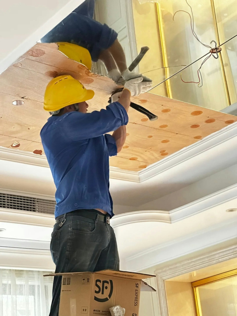 雖然只是部分玻璃碎裂，但修復工程必須把剩下的幾塊全部移除，用博主的話說就是「這個頂要全部換掉了」。（來源：小小阿正（尾巴哥）@小紅書）