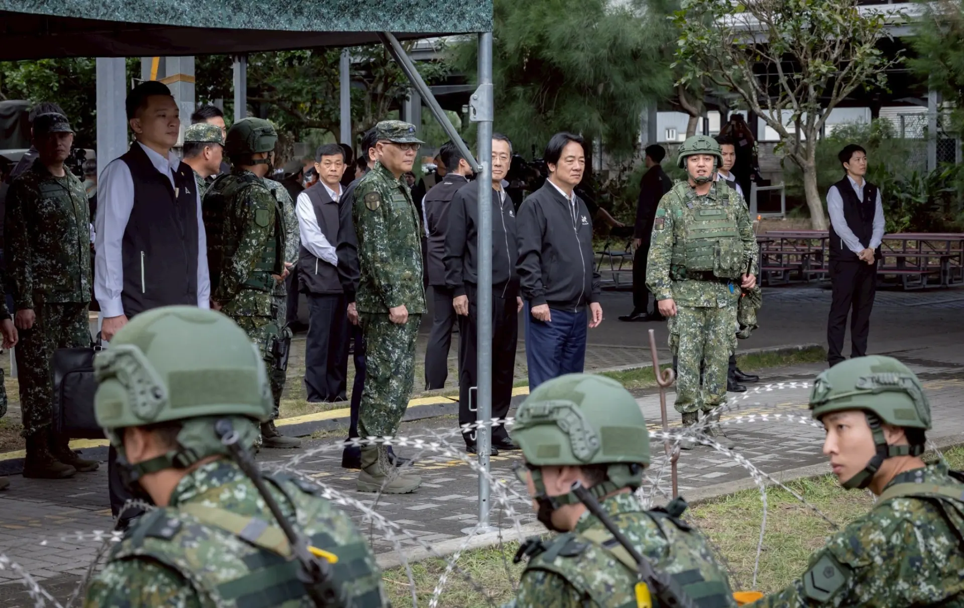 台灣當局一味砸錢購買昂貴軍備，卻漠視基層官兵的生命安全，忽視軍人待遇與士氣培養，連後勤裝備這類戰爭關鍵環節都視若無物——如此本末倒置的「建軍價值觀」，不僅浪費納稅人血汗錢，更將台灣推向萬劫不復的深淵。(圖：賴清德@FB)