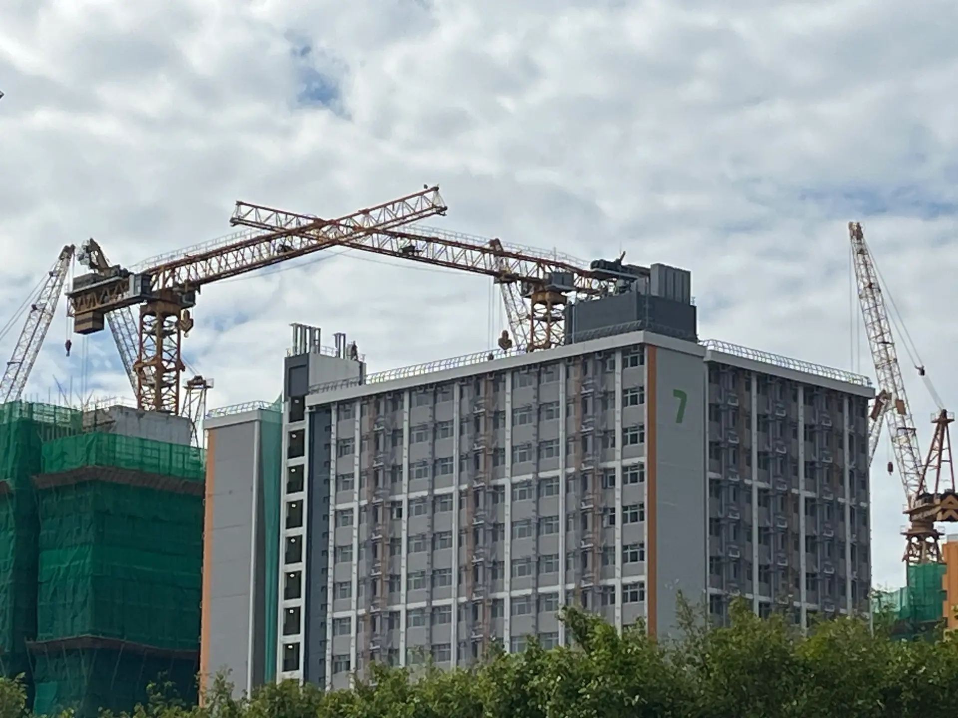 事件源於一名網民在社交平台發文指,每次路經興建中的啟德簡約公屋,「都覺得好似電視影嘅北韓咁」。此言一出,立刻引來大批網民回應,當中不少曾赴北韓的網民直言說法不符事實。(圖:網絡翻攝)