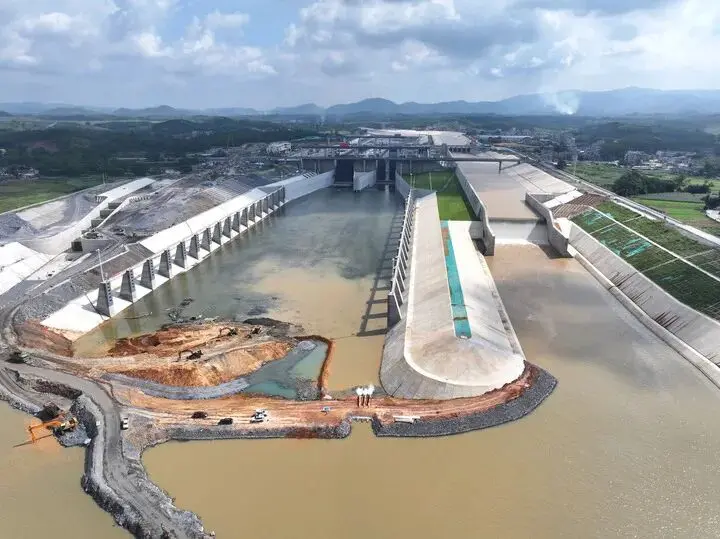 這是 6 月 3 日拍攝的廣西平陸運河企石樞紐充水現場（無人機照片）。新華社