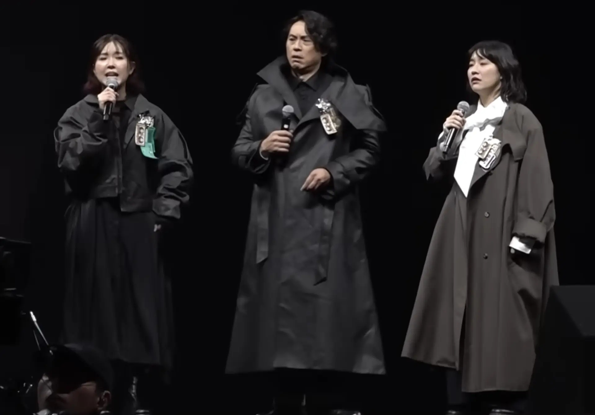 連續兩年以精彩棟篤笑征服觀眾的阿正（黃正宜），今年攜手森美、Elsie組成《Bad Girl大過佬》組合，負責頒發叱咤歌手及組合獎項，三人一登場就憑藉密集的笑料掀起全場第一波高潮。(圖片：視頻截圖)