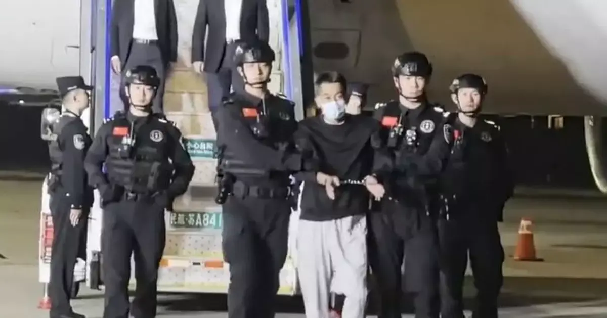 佘智江由武警押解回國 （新華社）