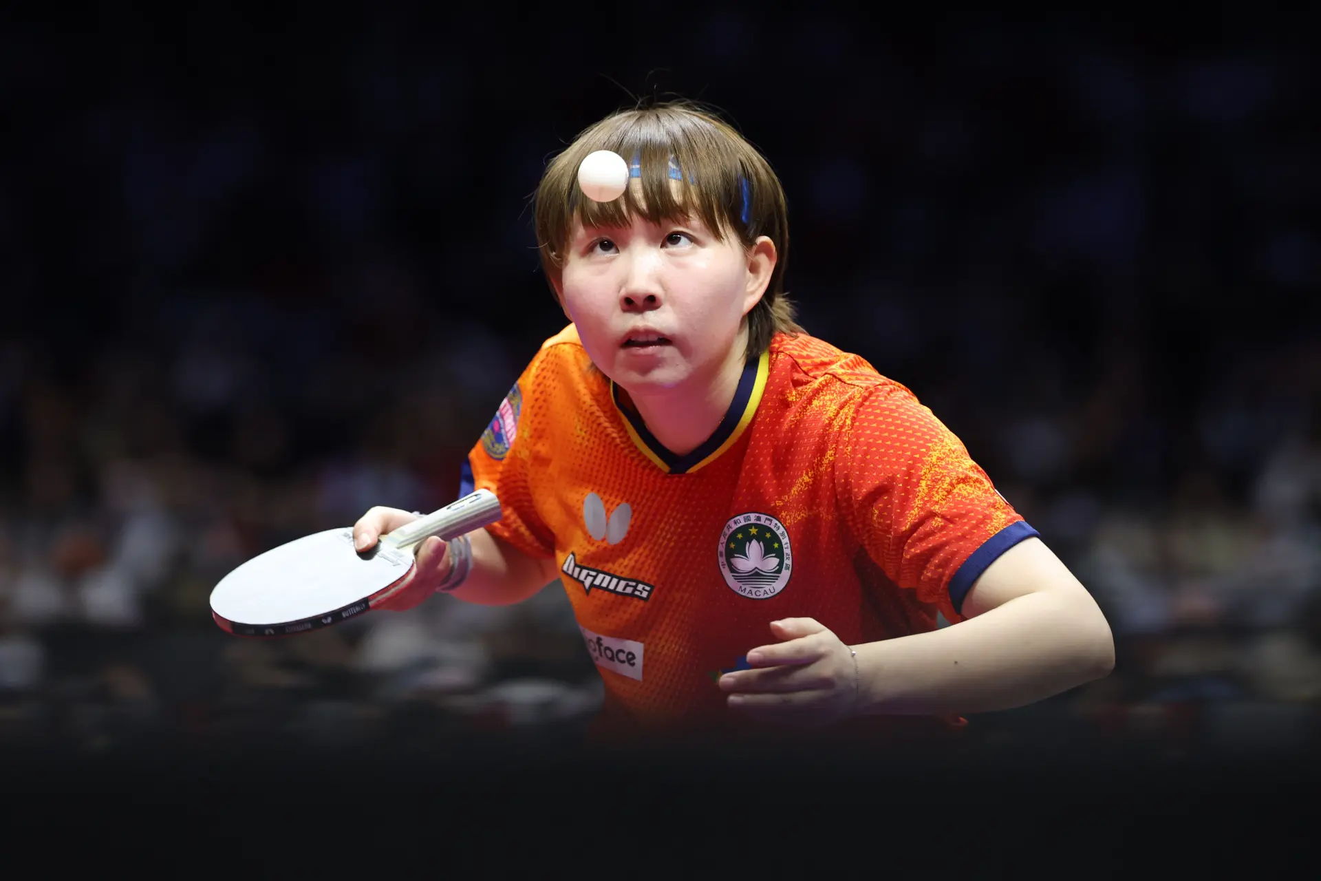 比賽開局便進入白熱化階段。朱雨玲憑藉嫻熟的台內控制技術率先發力，多次抓住孫穎莎的進攻漏洞得分，儘管孫穎莎後程全力追趕，但朱雨玲仍以11-9先拔頭籌，拿下首局勝利。(圖：新華社)