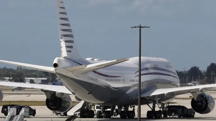 今年2月,特朗普參觀這架卡塔爾擁有的波音747-8型飛機,其車隊停在飛機旁。(圖源:外媒)