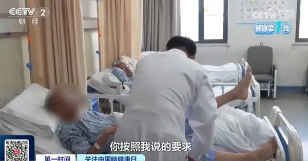 上海一名49歲張姓男子長期熬夜滑手機、作息紊亂，突發中風右手無力。經救治保命，卻出現嚴重腦損傷，大腦萎縮如80歲老人，確診血管性失智癥，留下不可逆認知障礙。（來源：新浪微博）