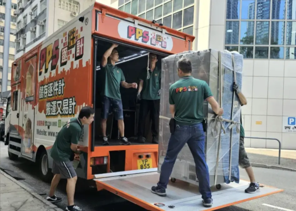 搬屋工人搬運家具的現場照