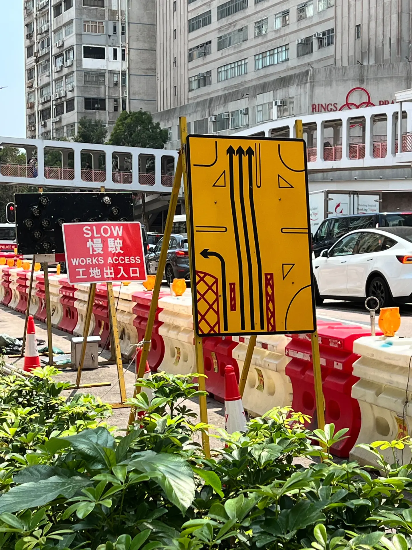 現場交通改道後形成的「S」形車道，中間涉及多重轉向和視線盲點；若僅靠臨時水馬、臨時交通牌及「SLOW 慢駛」提醒，而沒有更精細的風險評估與交通執法配套。(圖：陳杰)