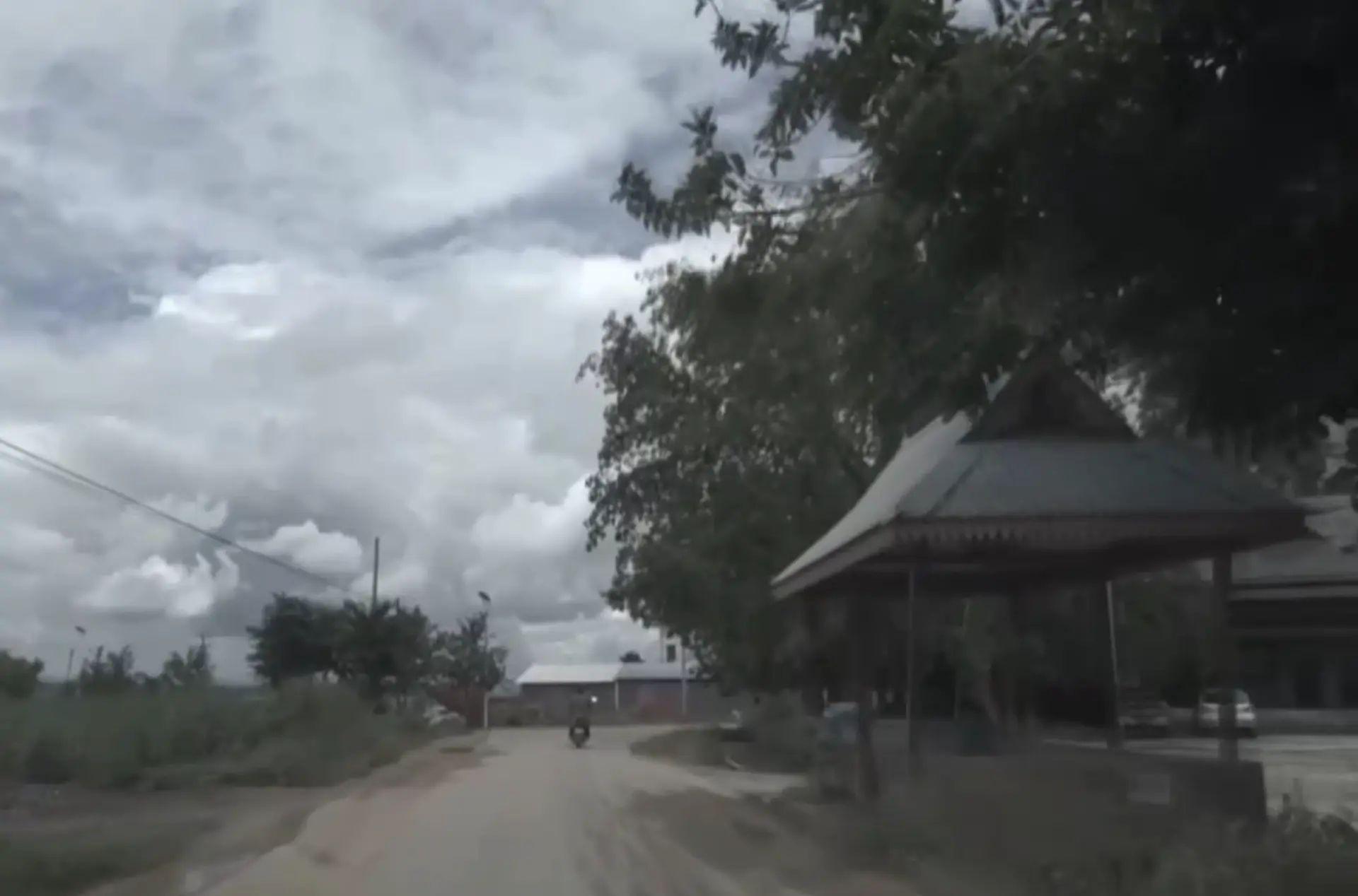 見中間人、對暗號、上交手機後，胡一嘯輾轉換乘多輛車，次日晚抵達一賓館。「這裡是販賣人口的據點，把你賣到園區值 10 萬，做夠 1000 萬才放回去。」這番話讓他如夢初醒。​(圖片：央視新聞截圖)