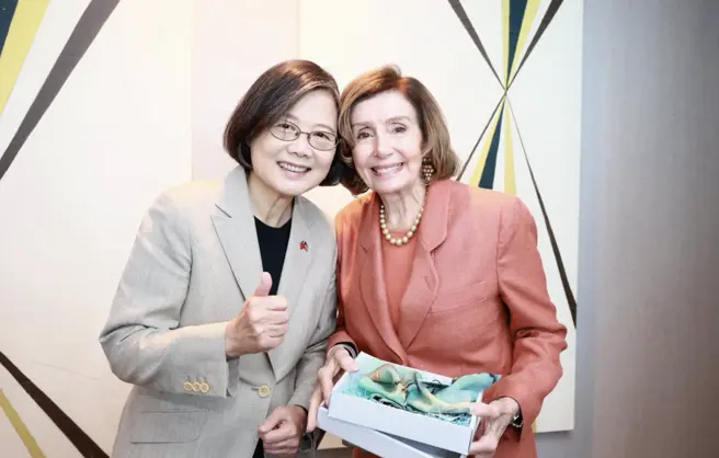 蔡英文卸任後首度訪美，7日在臉書透露，於舊金山與美國聯邦眾議院前議長佩洛西（Nancy Pelosi）再度會面。（蔡英文臉書）