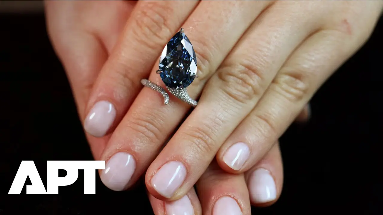 「麥隆藍鑽」重達9.51克拉、泛著艷彩藍色的寶石，簡直像被大自然偏愛的精靈，不僅是明亮式切工，還被鑑定為內部無瑕，光聽這些參數就知道有多珍貴。（Mellon Blue）（視頻截圖來源：APT@YouTube）