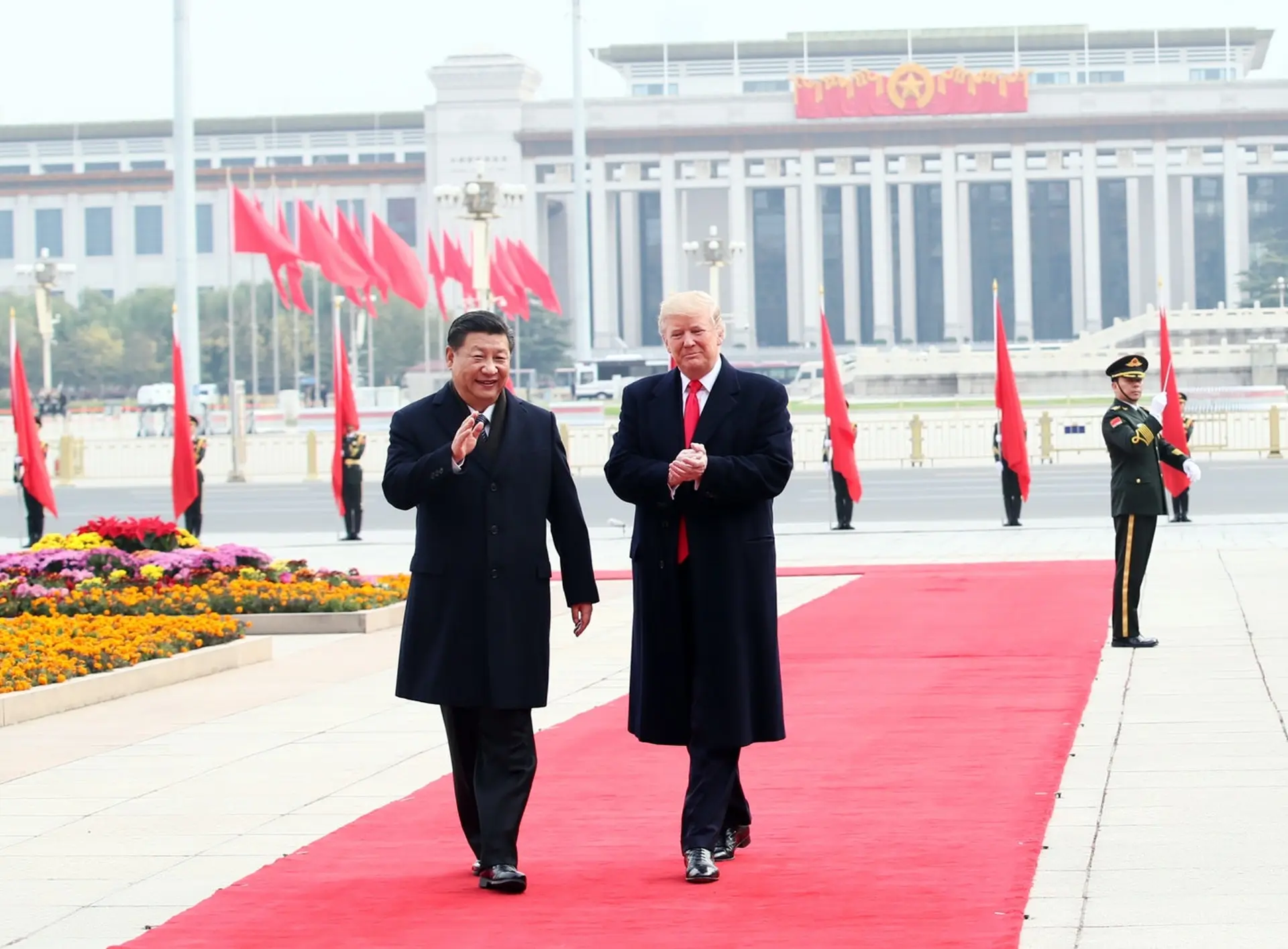2017年11月9日，國家主席習近平在北京人民大會堂東門外廣場舉行歡迎儀式，歡迎美利堅合眾國總統唐納德·特朗普對中國進行國事訪問。新華社