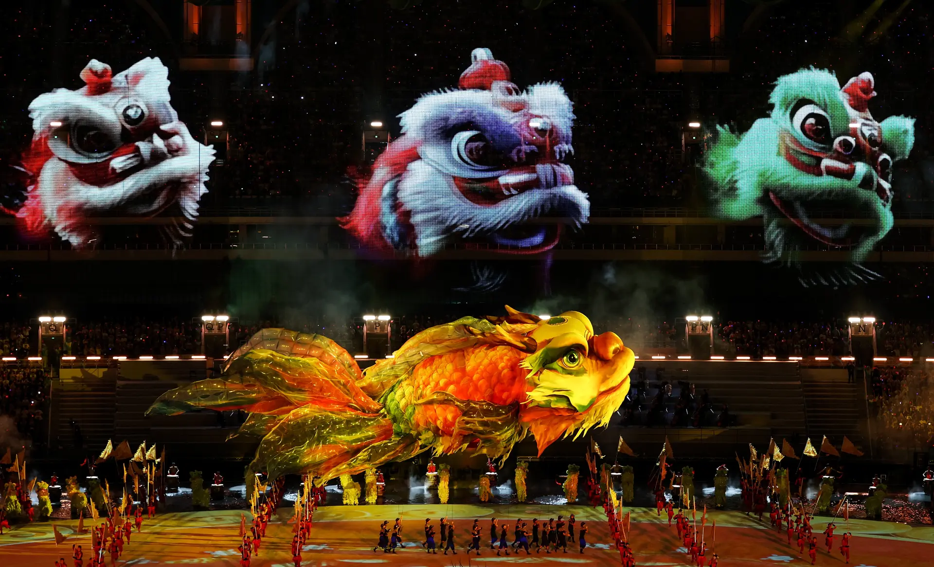 開幕式以「圓夢未來」為主題，文體展演分《同心同緣》《同夢同圓》《同根同源》三大篇章，全長約 75 分鐘，融合傳統嶺南文化與現代科技，打造沉浸式藝術盛宴。(圖：新華社)