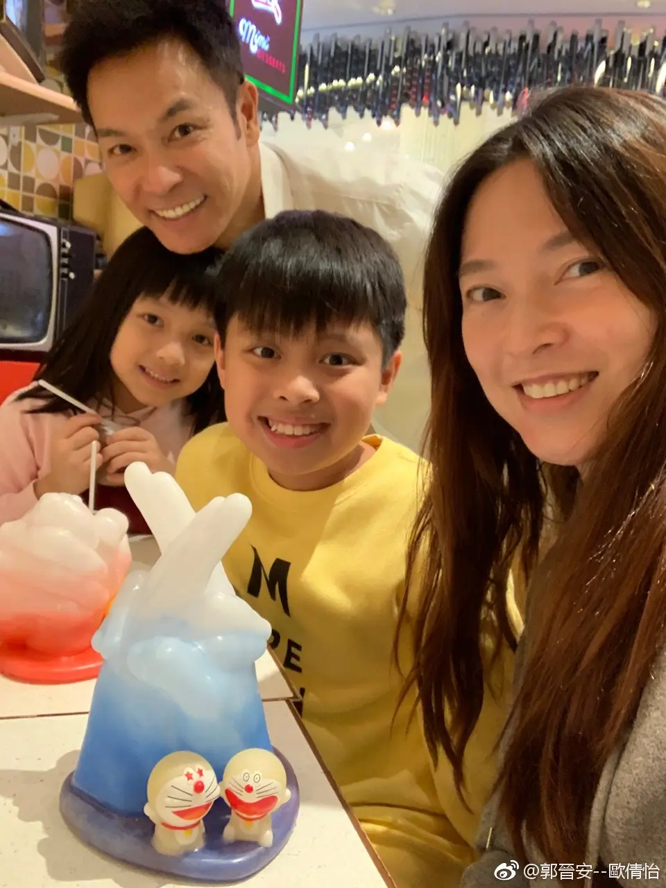 歐倩怡與郭晉安於 2006 年結婚，育有 17 歲長子郭令山及 13 歲幼女郭以雅，去年 5 月宣布結束 18 年婚姻時，已分居兩年，子女事後隨郭晉安生活。(圖：  郭晉安--歐倩怡@微博)