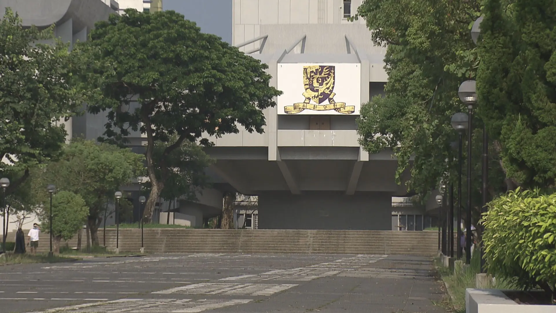 中大 2025/26 學年錄取近 900 名非本地學生，較去年增加約 100 人，佔整體新生約 24%，這些學生來自二十多個國家及地區，其中內地生所佔比例較高。​(圖：網絡翻攝)