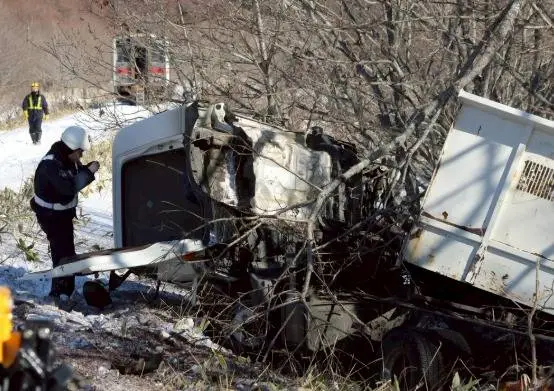 肇事貨車撞毁，司機送院後不治。（圖/X）