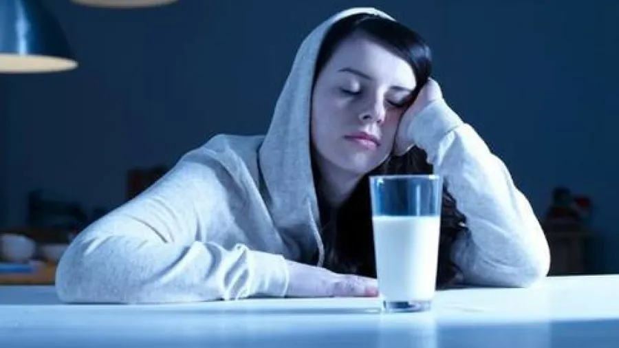 小心越喝越清醒！睡前牛奶竟是腸胃敏感者的「睡眠殺手」的封面圖片