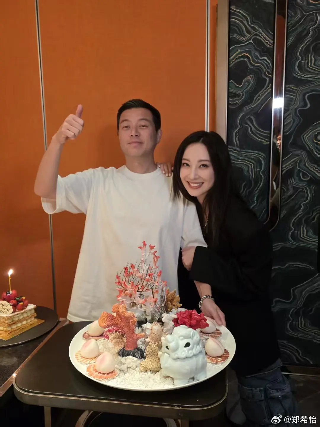 2014 年同化妝師老公梁學儲結婚，翌年誕下女兒「梁浸浸」，家庭幸福美滿。(圖: 鄭希怡的新浪微博)